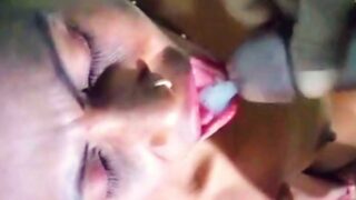 लंड का पानी लेती नंगी भाभी चुदाई के बाद बीएफ एमएमएस
