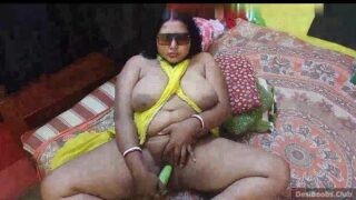 बंगाली बड़े ब्रेस्ट MILF को नग्न कैमरे में कच्चा खीरा प्यूटी में डालती है