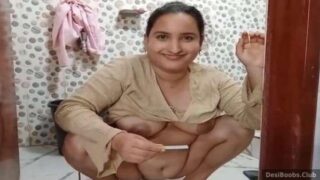 देसी भाभी गर्भ परीक्षण किट पर पेशाब करती है – एमएमएस