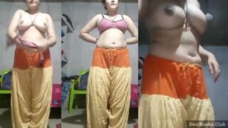 देसी भाभी घर पर स्ट्रिप कैम पोर्न का आनंद लेती है
