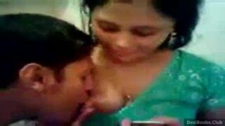 देवर नोएडा भाभी के बूब्स चूसता है – देसी वायरल एमएमएस