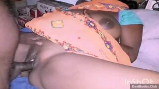 तमिल आंटी साड़ी बूब्स दबाना सेक्स पड़ोसी के साथ