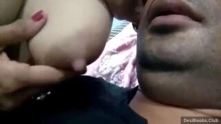 पत्नी के दूधिया बूब्स चूसना और गंदी सेक्स बातें – देसी एमएमएस